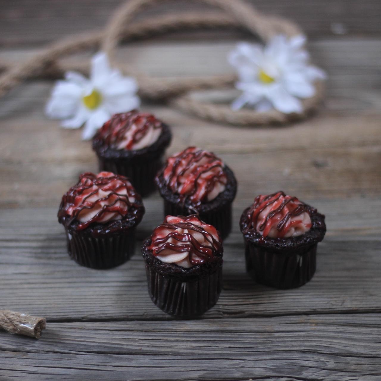 كب كيك شوكولاتة الفراولة